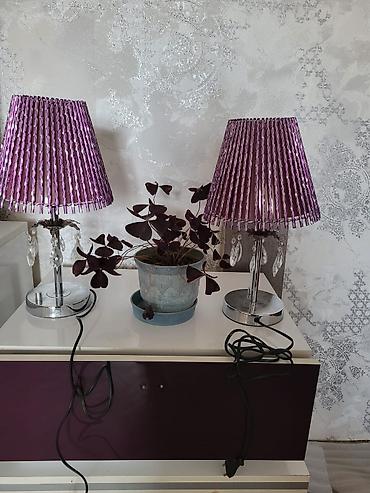 stol üstü: Cüt masaüstü dekorativ lampa. Lampalar bənövşəyi rəngli, zolaqlı və — 1