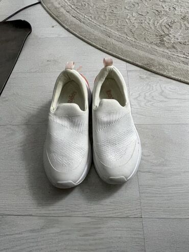 Women's Sneakers and athletic shoes: Лоферы-кроссовки (слипоны) женские, белые с персиковыми акцентами. -