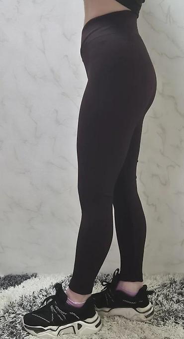 Helanke, biciklistički šortsevi: Ženske helanke tamne boje sa rebrastom teksturom. Karakteriše ih visok — 4