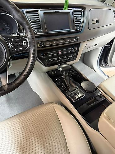 Kia: Kia Carnival minivan - Kuzov: qrafit-boz rəng, xrom ön barmaqlıq və — 15