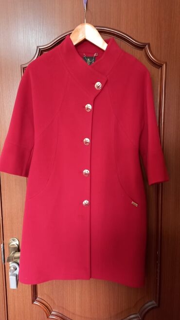 парка пальто: Продаю женские вещи: 1. Красное деми пальто 46 размера рукав 3/4