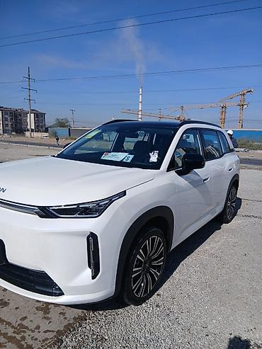 gepard max e9: AION — электрический кроссовер белого цвета. Основные особенности: - — 4