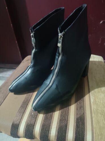 Çəkmələr: Ikinci el ayyagabilar müxtəlif razmerlerde yeniside var içinde. her — 10