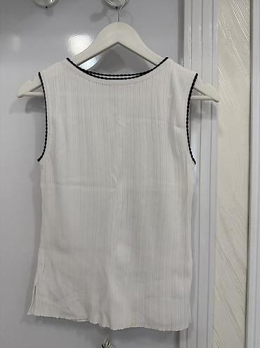 Ağ rəngli, qolsuz qadın topu. - Material: incə, yüngül və elastik
