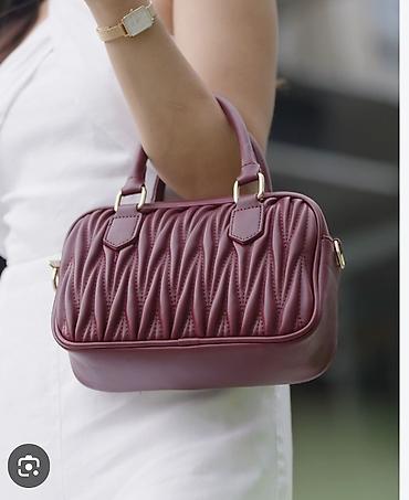 pozlata nakita cijena: Elegantna damska torba – boja bordo/vin crvena - Materijal: mekana — 1