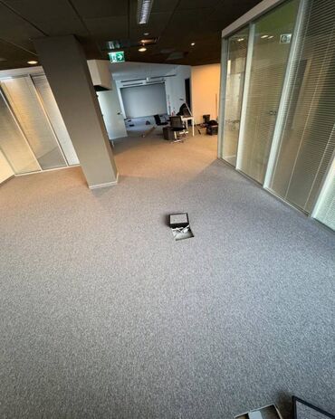 Taxta-şalban: Ofis üçün modul yüksəldilmiş döşəmə sistemi - Material: metal