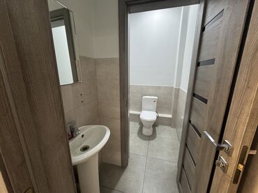 Помещения свободного назначения: Сдается в аренду пом-е 193 м2 Центральные коммуникации 2 санузла 2 — 13