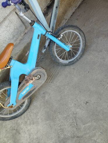 детский велосипед ягуар алюминиевый 14: Коляска, цвет - Голубой, Б/у