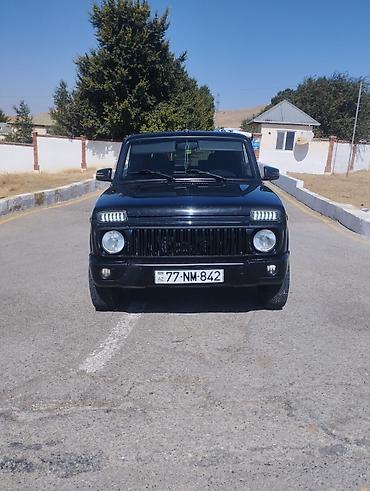 niva sidenya: Lada Niva 4x4, qara rəngdə, 3 qapılı ofrout tipli SUV. Əsas — 6
