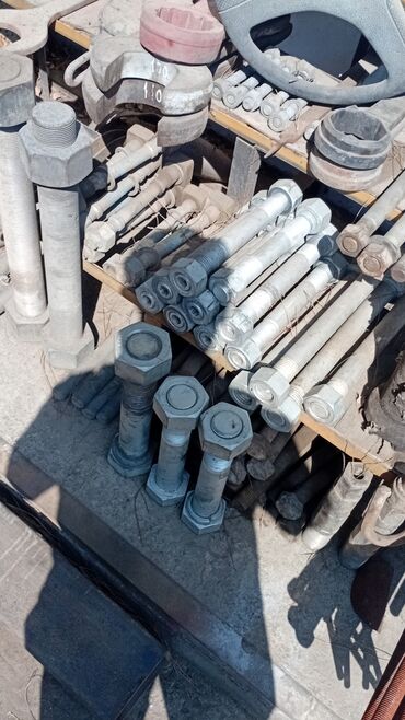 tikinti matryaları: Müxtəlif ölçülü və təyinatlı boltlar və qaykalar. Bu elementlər