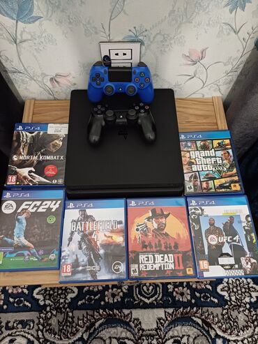 PS4 (Sony Playstation 4): PlayStation 4 Slim oyun konsolu, iki ədəd DualShock 4 idarəetmə paneli