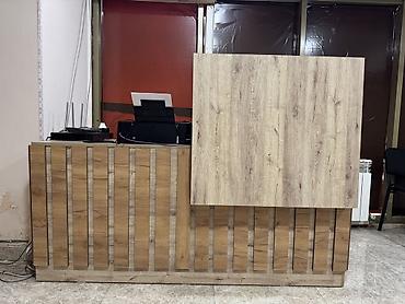 reception masa: Resepsiyon/qarşılama stolu – taxta teksturalı, lamel dekorlu ön panel — 2