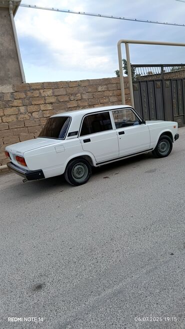 VAZ (LADA): Lada 2107 model ağ rəngli sedan avtomobil. Bu model, öz dözümlülüyü və — 5