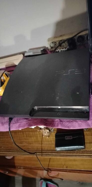 PS3 (Sony PlayStation 3): Prodajem ps3.

Cipovan je, ima u njega 4 igrice + 2 cd jako je ocuvan