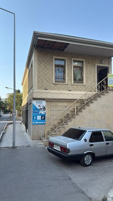 Комнаты: Kursumuz İnşaatçılar metrosunun tam yanında yerləşir. İcarəyə otaq