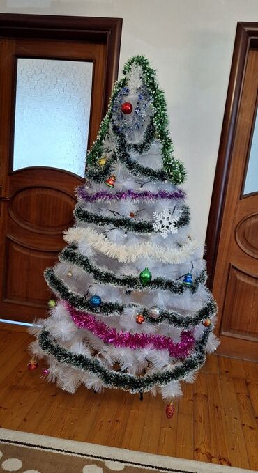 lipa agaci: Salam yolka üzərindəki bəzəklər işıqlar ilə birlikdə satılır şəkildə