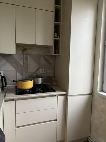 Комнаты: Tecili xanim otaq yoldaşi axtarilir. 3otaqli evdi, 1otaqinda bir xanim