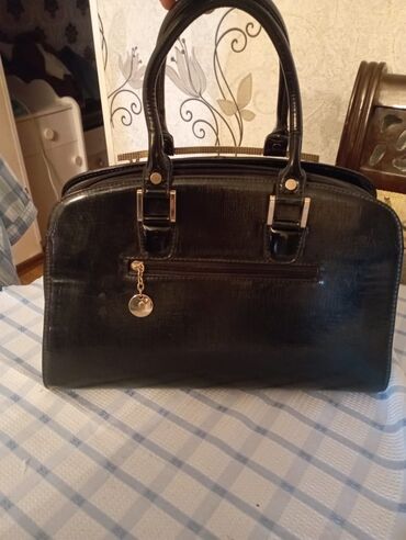 qaşlı çanta: Sumka hediyye alinib hec istifade olunmayib,turk malidi