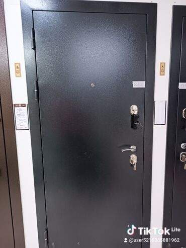 Двери для домов и квартир: Продается входные город Токмок на базаре на против ресторана МИК — 8