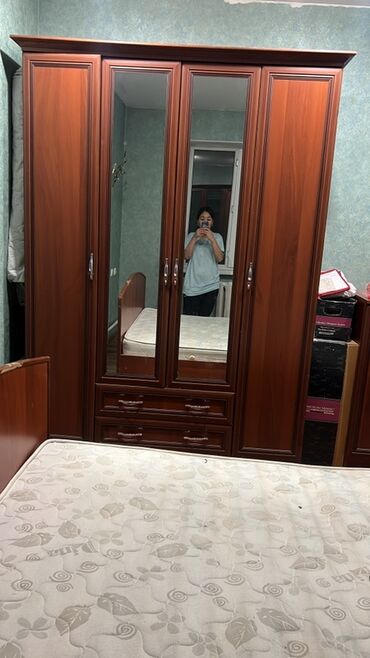 сундуки ручной работы: Спальный гарнитур в классическом стиле, отделка под тёмную вишню