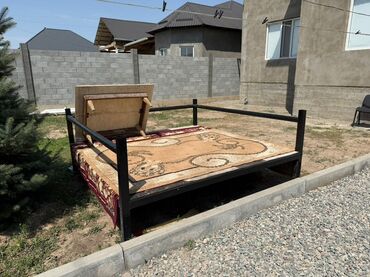 кованые кровати: Металлическая кровать с прямоугольным каркасом, предназначенная для