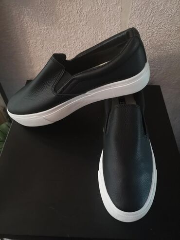 обувь puma: Продаю новую обувь. Размер 39