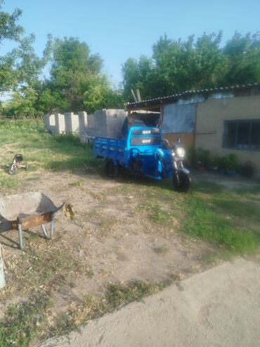 сары булун: Синий трехколесный грузовой мотоцикл. Оснащен кузовом с бортами, что