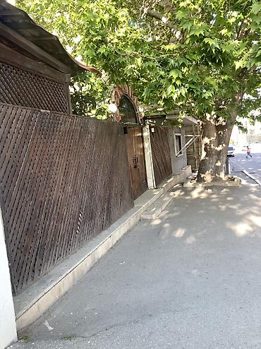 Будки, киоски: Sürətli alver olan "kiöskdür" Azadlıq metrosuna yaxın yerdir — 6