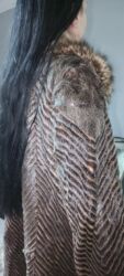 Krzneni kaputi: Dugački ženski kaput od krzna, elegantnog kroja sa naglašenim šarama u — 2