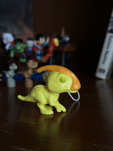 Oyuncaqlar: Kinder Jurassic Funko seriyası satılır. Yəni və kağızları ilə