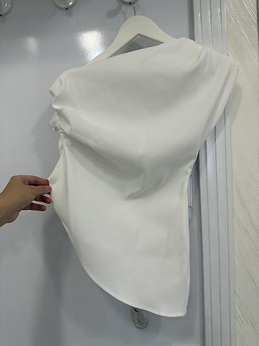 Zara Ağ rəngli asimmetrik top/bluz - Dizayn: birqollu, çiyin hissəsi