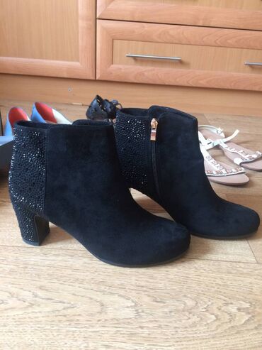 Другая женская обувь: ! Много отличной женской обуви! 41-42 размер -черные замшевые — 1