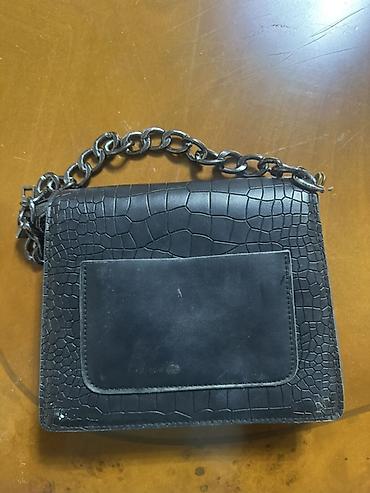 CHARLES & KEITH qadın çantası – qara rəng - Dizayn: üst hissədə