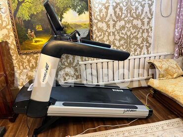 беговая жорожка: Беговая дорожка Life Fitness с электронным управлением. Оснащена