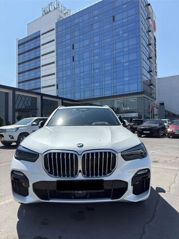 диск на сапок: Белый кроссовер BMW X5 с характерной радиаторной решеткой и спортивным