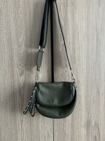сумка зеленый цвет: Вместительная сумка кожа мягкая Италия . Состояние отличное! 2000