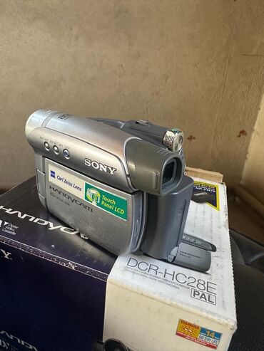 советский фотоаппарат: Видеокамера Sony Handycam DCR-HC28E MiniDV в серебристом корпусе с