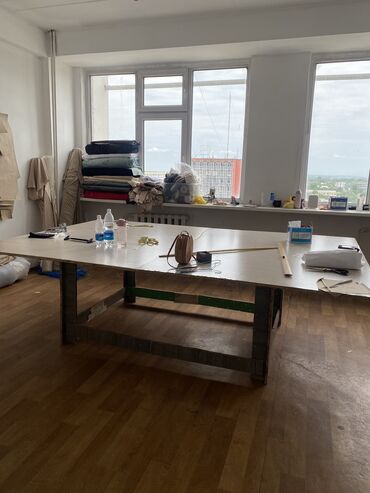работа швейный цех утюжник: Срочно продаю закройный стол, размер 2.7мх1.8м, высота 80см, полностью