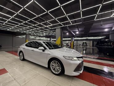 самая дорогая машина: Toyota Camry: 2018 г., 2.5 л, Автомат, Гибрид, Седан
