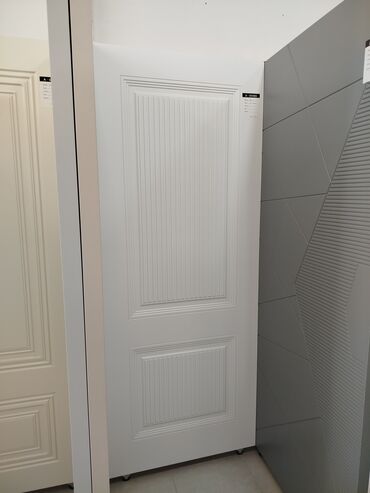 Ağ rəngli qapı, klassik dizaynda hazırlanmışdır. Qapının yuxarı və