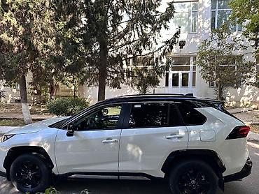 raf satilir: Toyota RAV4, ağ gövdə/qaranlıq (qara) dam və detallarla. Dinamik və — 5