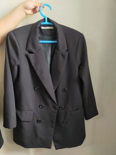 шерстяной пиджак женский: Пиджак в хорошем состоянии. Тонкий, с подкладом. 500 сом. 42-44 размер