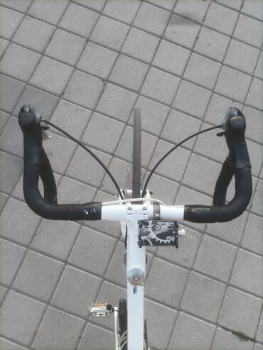 Шоссейные велосипеды: Шоссейный велосипед с алюминиевой рамой. 🔧 Характеристики: - Рама — 5