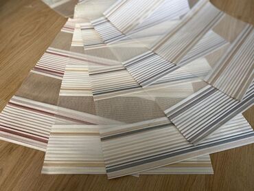 Шторы и жалюзи: Ролл шторы – это тканевые полотна, сворачивающиеся полностью или на