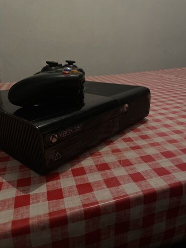 диск на сони 4: XBOX 360 В комплекте все шнуры данного XBOX 360; 2 джойстика; +