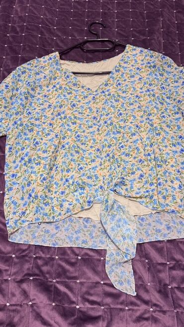 спортивные женские куртки: Qadın köynəyi – çiçək naxışlı, yaylıq tipli yüngül parça. - Rəng və