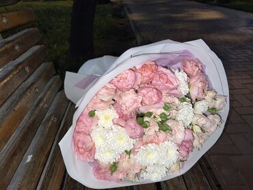 розы саженцы: Букет состоит из нежных розовых пионовидных роз и белых хризантем