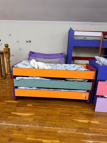 продам детскую кроватку: Для девочки и мальчика, Кровать, С матрасом, С выдвижными ящиками