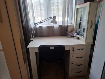 dibcek gulleri: Б/у, Стол для маникюра, Без зеркала