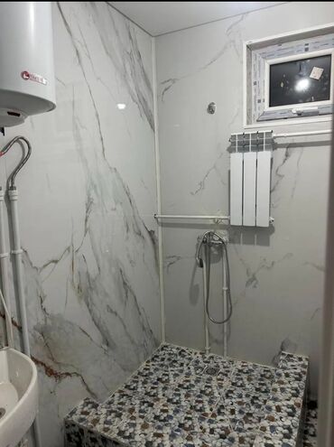 срочно продаётся 1 комнатная квартира в районе ошского рынка по улице кенсуйская: Студия, Кыймылсыз мүлк агенттиги, Чогуу жашоосу жок, Жарым -жартылай эмереги бар
